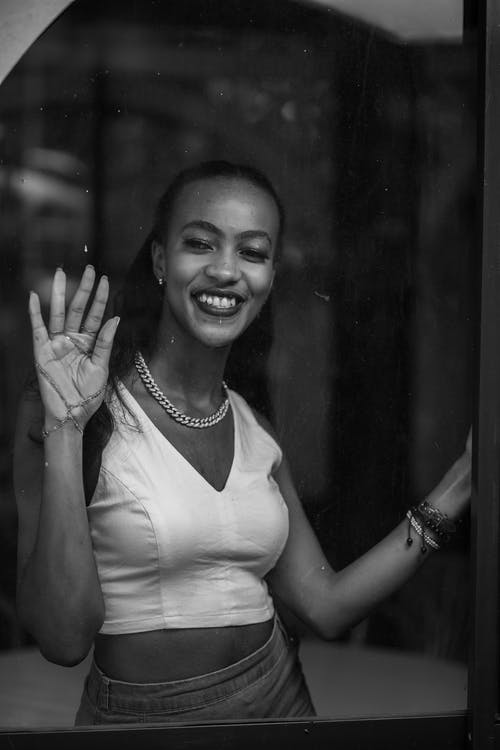 有关單色, 垂直拍摄, 女人的免费素材图片