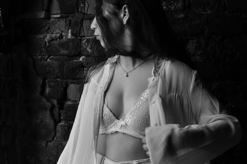 有关垂直拍摄, 女人, 灰阶的免费素材图片