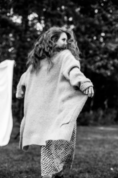 有关单色, 垂直拍摄, 女人的免费素材图片