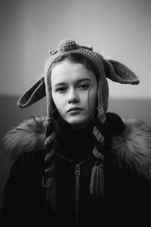 有关单色, 垂直拍摄, 女人的免费素材图片