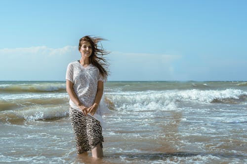 有关多风, 女人, 岸边的免费素材图片