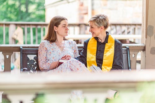 有关坐, 微笑, 看着对方的免费素材图片