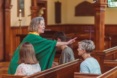 一位老妇人为去教堂的人祝福 · 免费素材图片