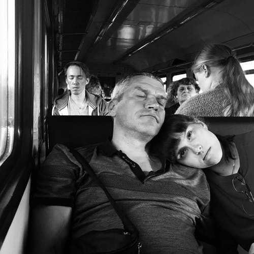 有关人, 单色, 坐下的免费素材图片