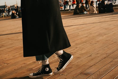 有关匡威 all star, 木地板, 步行的免费素材图片