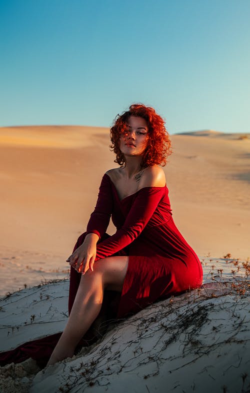 有关吸引人, 坐, 女人的免费素材图片