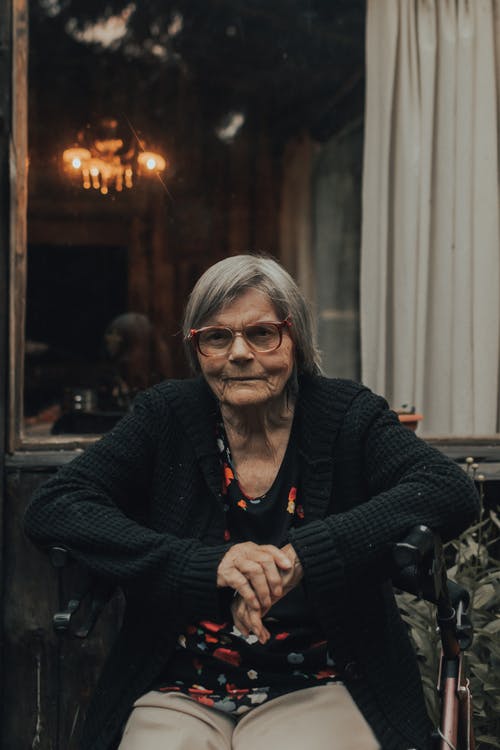 有关坐, 看着相机, 眼镜的免费素材图片