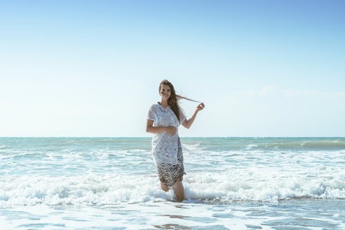 有关女人, 岸边, 户外的免费素材图片