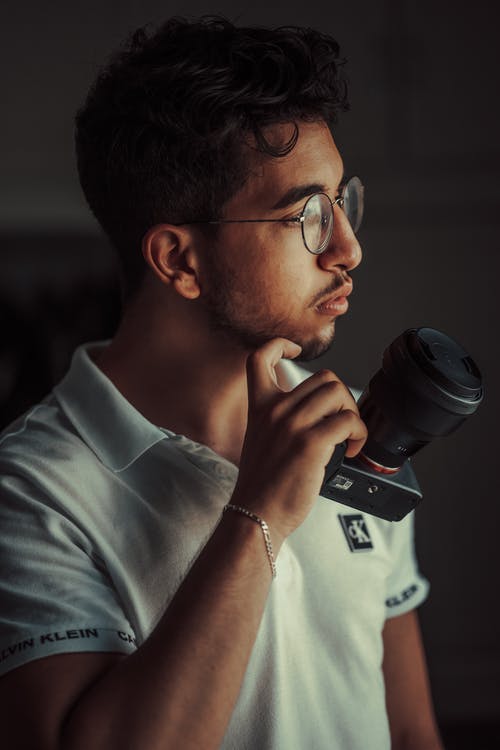 有关人, 垂直拍摄, 握住的免费素材图片