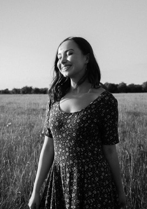 有关咖啡色头发的女人, 单色, 年轻的免费素材图片