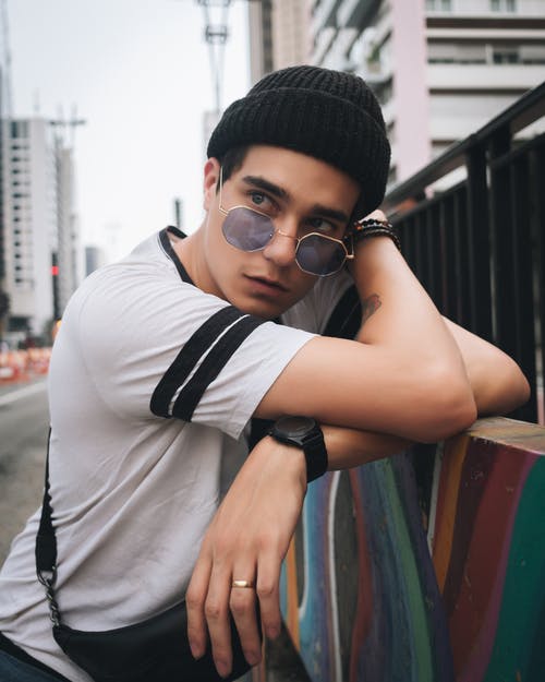 有关（顶部有小羊毛球的）羊毛帽子, 人, 倚的免费素材图片