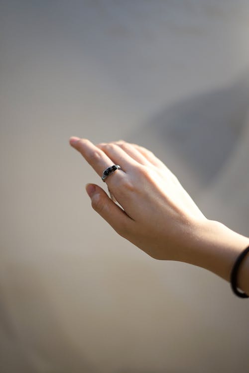 有关垂直拍摄, 戒指, 模糊背景的免费素材图片