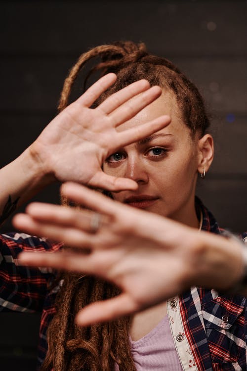 有关女人, 手, 浅焦点的免费素材图片