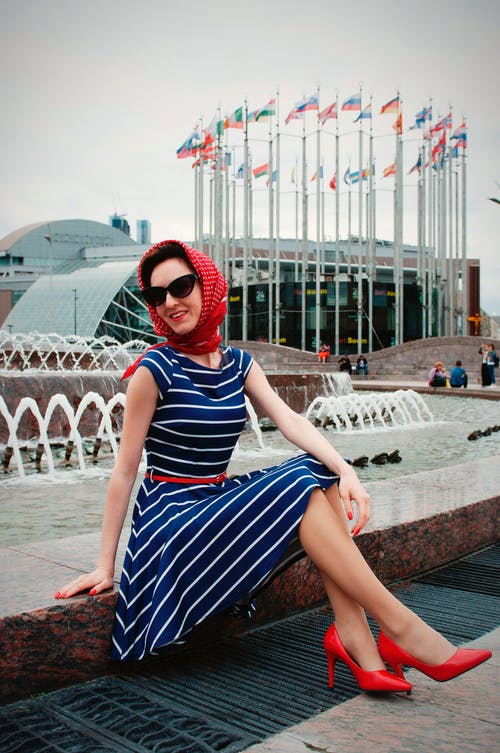 有关吸引人, 坐, 墨镜的免费素材图片