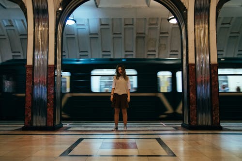 有关列车, 女人, 室内的免费素材图片