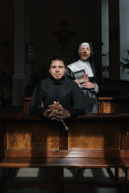 有关室内, 尼姑, 握住的免费素材图片