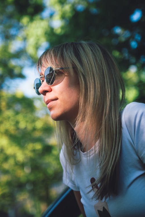 有关中等特写, 墨镜, 女人的免费素材图片