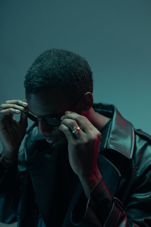 有关墨镜, 戒指, 卷发的免费素材图片