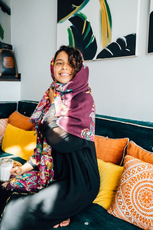 有关在家, 坐, 垂直拍摄的免费素材图片