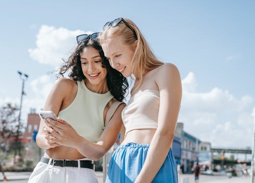 有关女性, 展示, 微笑的免费素材图片