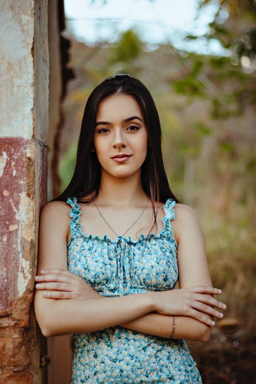 有关倚, 化妆, 双臂交叉的免费素材图片