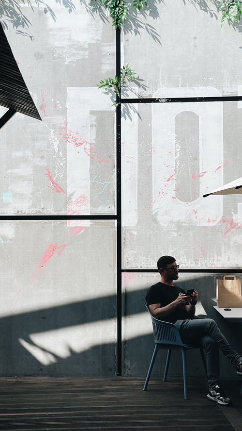 有关3C用品, 交叉的双腿, 人的免费素材图片