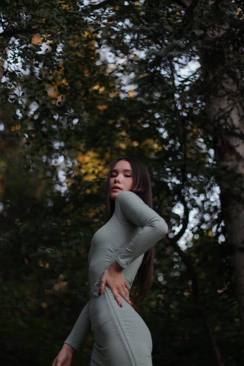 有关低角度拍摄, 垂直拍摄, 女人的免费素材图片