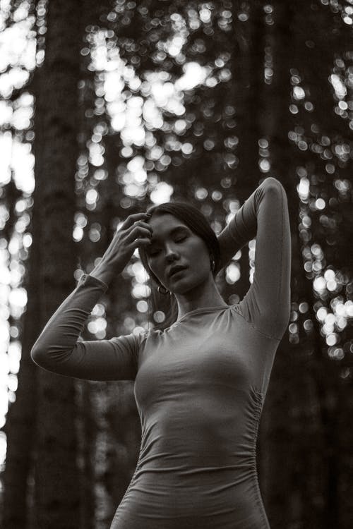 有关单色, 垂直拍摄, 女人的免费素材图片