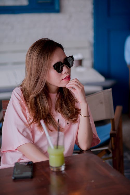 有关人, 垂直拍摄, 墨镜的免费素材图片