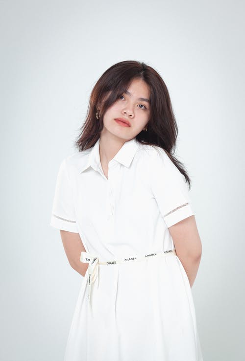 有关垂直拍摄, 女孩, 工作室拍摄的免费素材图片