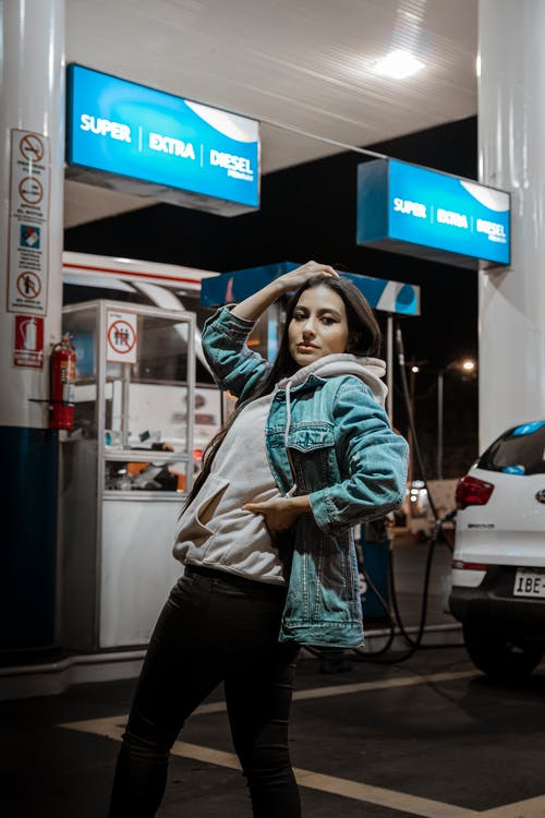 有关加油站, 垂直拍摄, 女人的免费素材图片