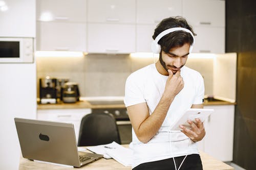 有关互联网, 人, 室内的免费素材图片