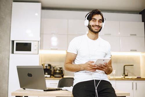 有关互联网, 人, 室内的免费素材图片