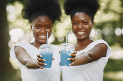 有关兄弟姐妹, 冰沙, 塑料杯的免费素材图片