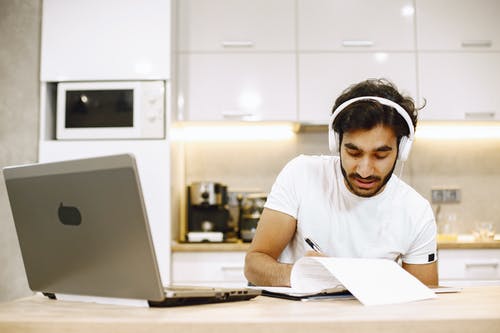 有关互联网, 人, 室内的免费素材图片