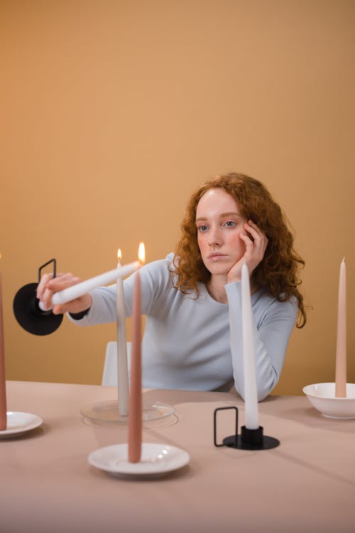 有关坐, 垂直拍摄, 女人的免费素材图片