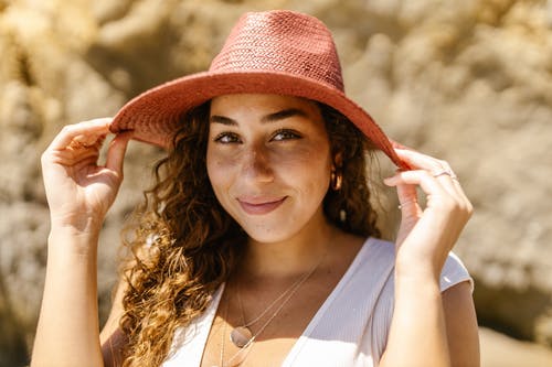 有关太阳帽, 女人, 微笑的免费素材图片