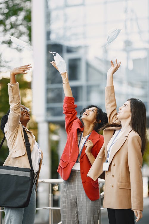 有关举起手臂, 口罩, 向上丢的免费素材图片