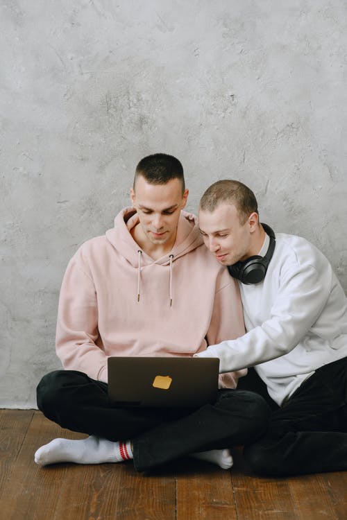 有关交叉的双腿, 坐下, 垂直拍摄的免费素材图片