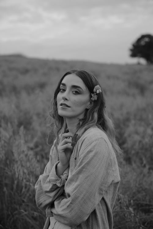 有关单色, 垂直拍摄, 女人的免费素材图片