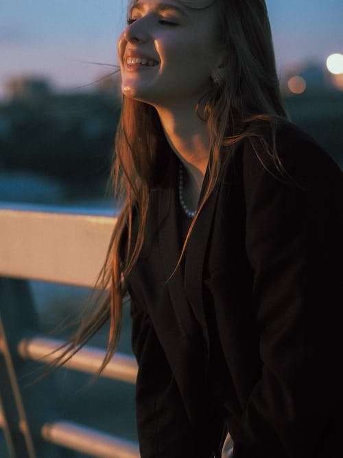 有关垂直拍摄, 女人, 微笑的免费素材图片