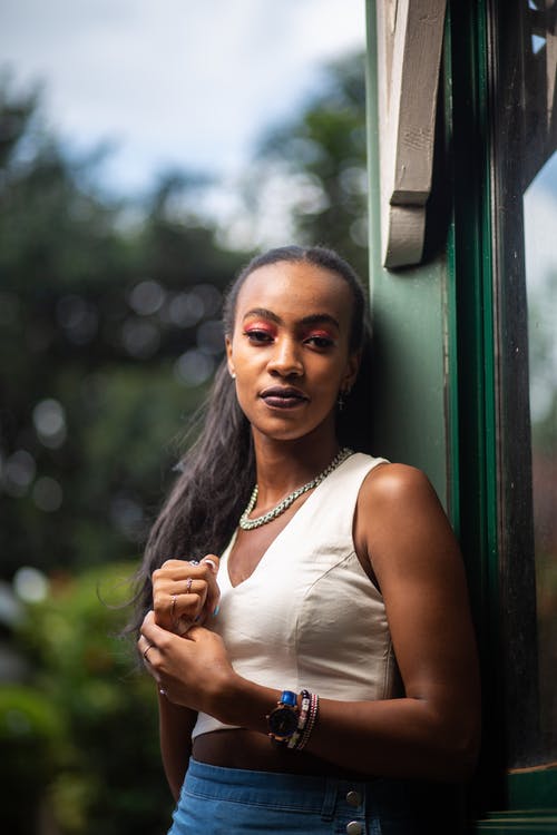 有关倚, 垂直拍摄, 女人的免费素材图片