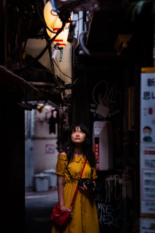 有关向上看, 垂直拍摄, 女人的免费素材图片