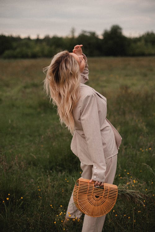 有关人, 修理头发, 垂直拍摄的免费素材图片