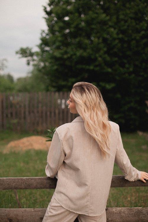 有关围栏, 垂直拍摄, 女人的免费素材图片