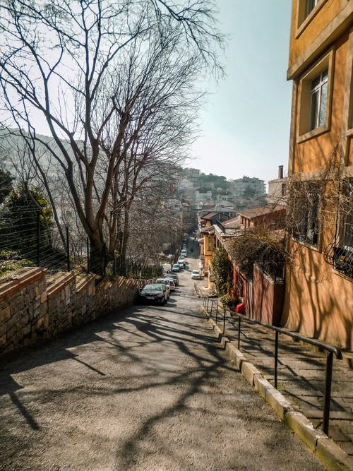 有关下坡, 停放的汽车, 垂直拍摄的免费素材图片