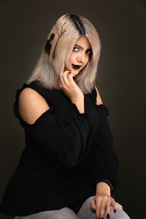 有关女人, 手托住下巴, 擺姿勢的免费素材图片