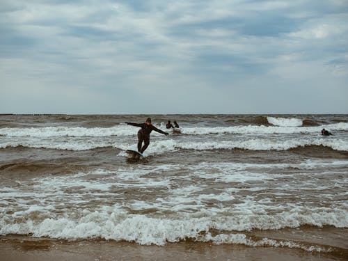 有关招手, 海滩, 潜水衣的免费素材图片