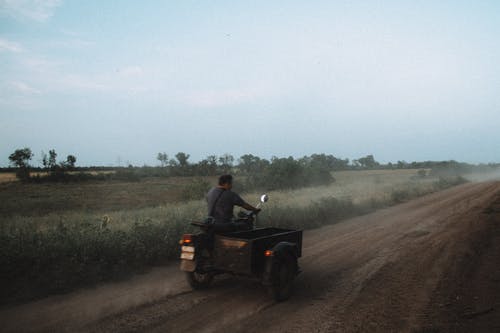 有关三轮人力车, 人, 尘土飞扬的免费素材图片