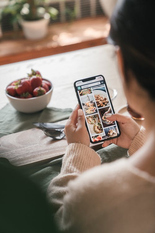 有关3C用品, 上网, 垂直拍摄的免费素材图片